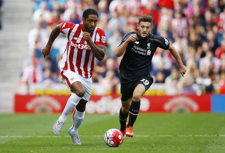 © Reuters. Meia Adam Lallana (direita), do Liverpool, durante partida contra o Stoke City pelo Campeonato Inglês