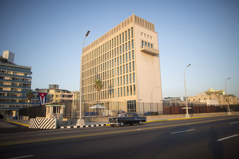 © Reuters. Carro antigo passa na esquina onde fica o prédio que abriga a embaixada dos Estados Unidos em Havana