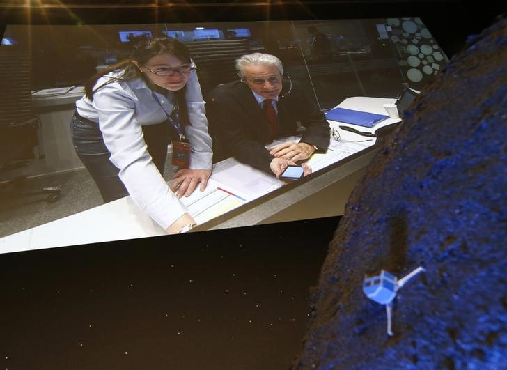 © Reuters. Ferri Head of Rosetta Mission Operations reacts after the successful landing of Philae lander on comet 67P/ Churyumov-Gerasimenko in Darmstadt 