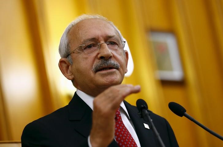 © Reuters. Republican People's Party leader Kilicdaroglu addresses members of parliament from his party at the Turkish parliament in Ankara