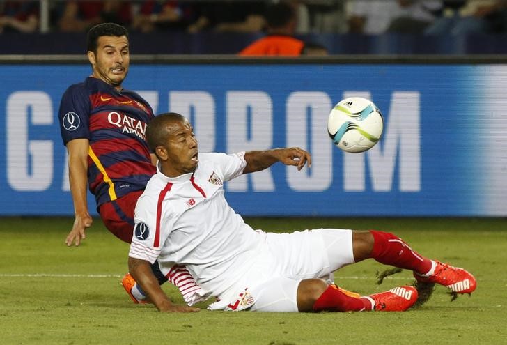 © Reuters. Atacante Pedro, do Barcelona, durante partida contra o Sevilla na final da Supercopa da Europa