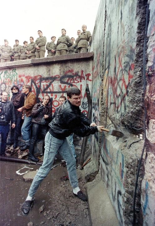 © Reuters. Foto de arquivo de um manifestante no Muro de Berlim 