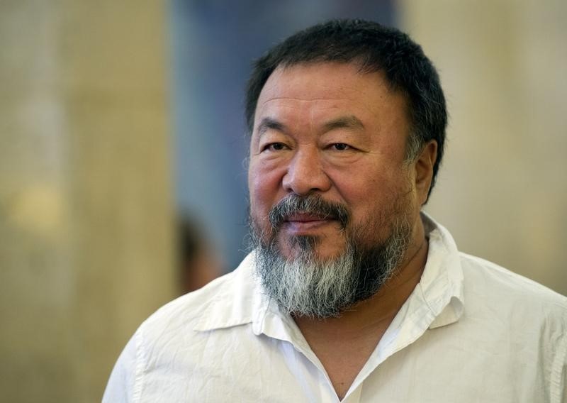 © Reuters. Dissident Chinese artist Ai Weiwei arrives at the town hall in Berlin