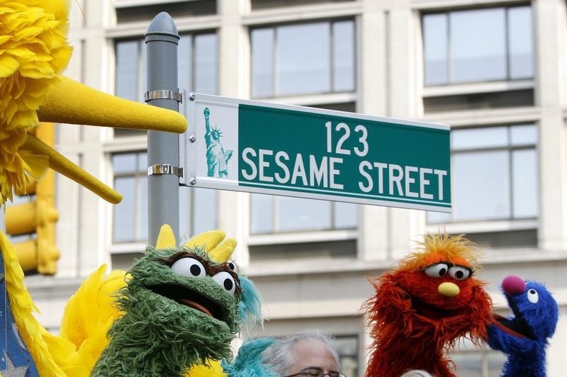 © Reuters. Elmo encuentra su nuevo hogar en la HBO, que emitirá "Barrio Sésamo" a finales de año
