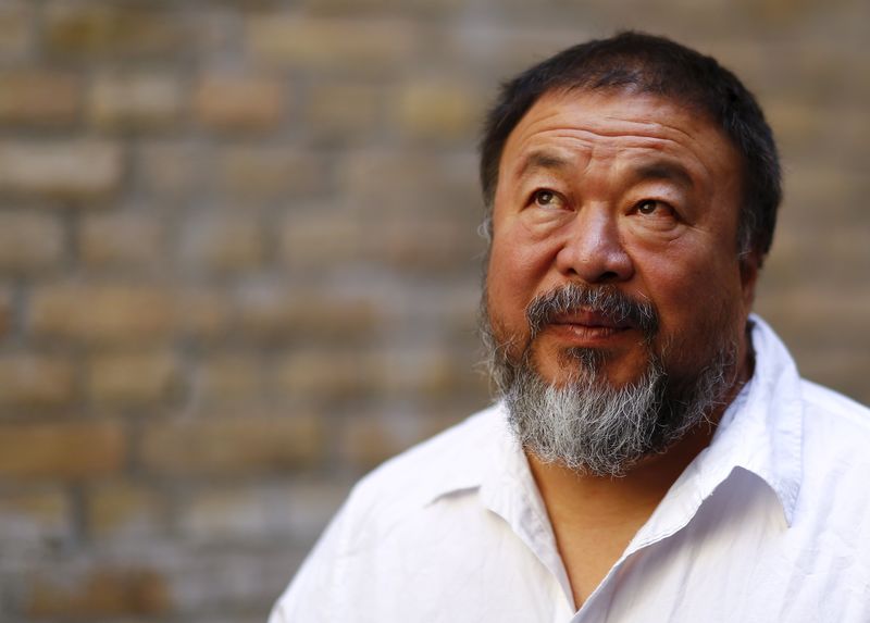 © Reuters. Artista chinês Ai Weiwei é fotografado em ateliê em Berlim 