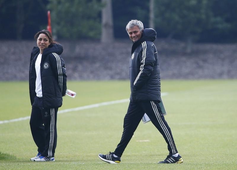 © Reuters. Técnico do Chelsea, José Mourinho, e a médica Eva Carneiro durante treino