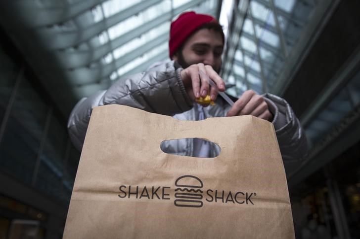 © Reuters. A man eats at Shake Shack in New York