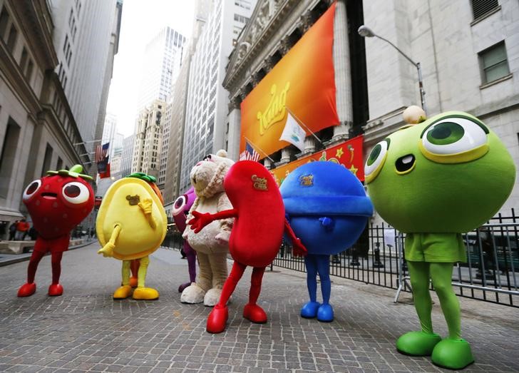 © Reuters. Mascots dressed as characters from the mobile video game "Candy Crush Saga" pose outside the New York Stock Exchange