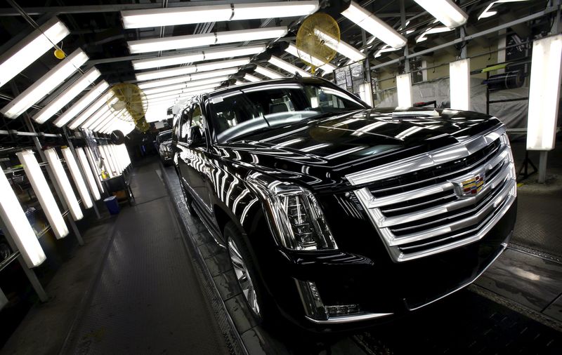 © Reuters. Cadillac Escalade passes through a final inspection point at the General Motors Assembly Plant in Arlington, Texas