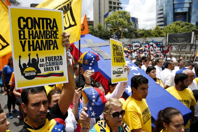 © Reuters. Partidários da oposição protestam contra o governo em Caracas