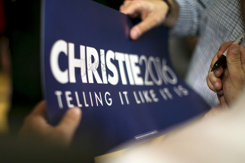 © Reuters. The autograph of New Jersey governor and Republican presidential candidate Chris Christie is seen after a town hall event in Sandown