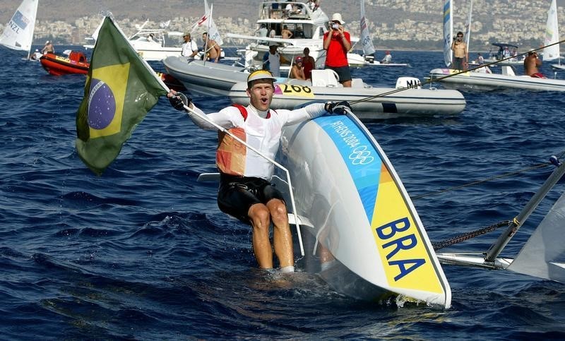 © Reuters. Robert Scheidt comemora conquista da medalha de ouro em Atenas-2004