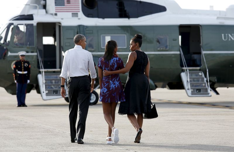 © Reuters. Obama embarca para Martha's Vineyard