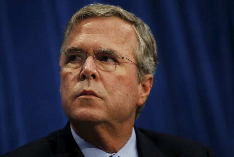 © Reuters. جيب بوش يرفض انتقادات الديمقراطيين لموقفه بخصوص العراق