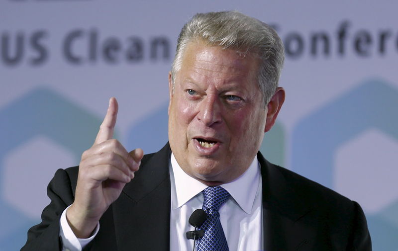 © Reuters. En la imagen de archivo, el premio Nobel de la Paz y ex vicepresidente de Estados Unidos Al Gore gesticula durante un discurso en una conferencia sino-estadounidense sobre el aire limpio en Pekín