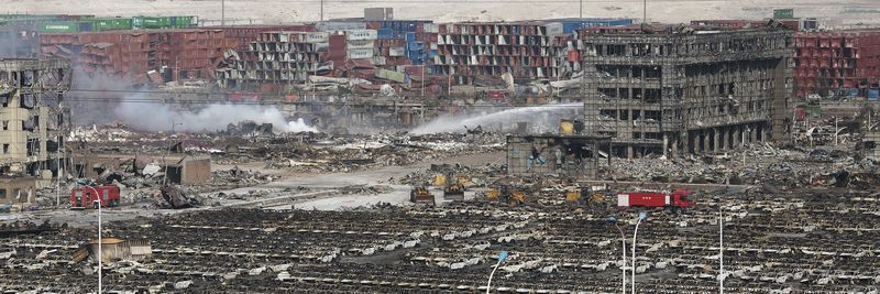 © Reuters. الصين تحقق في سبب انفجاري تيانجين والشركات تجري تقييما لخسائرها