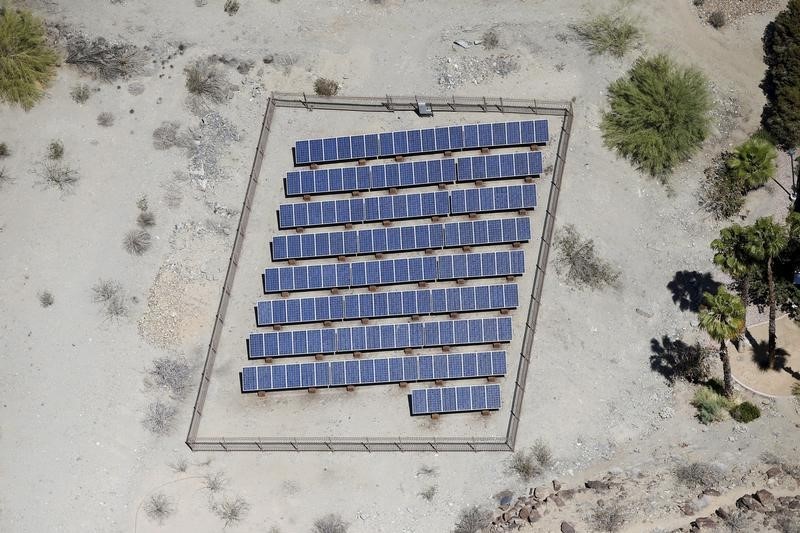 © Reuters. Solar panels are seen in the Palm Springs area