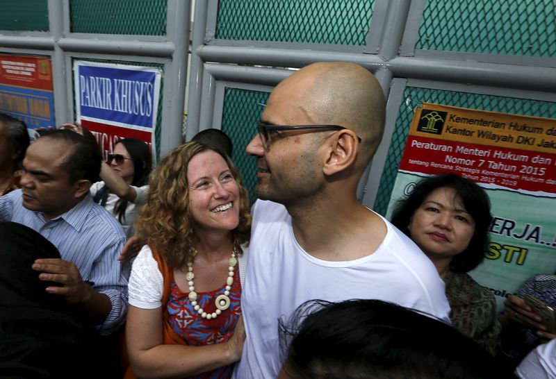 © Reuters. Canadian teacher Neil Bantleman hugs his wife Tracy in front of the gate of Cipinang prison shortly after he released from prison in Jakarta