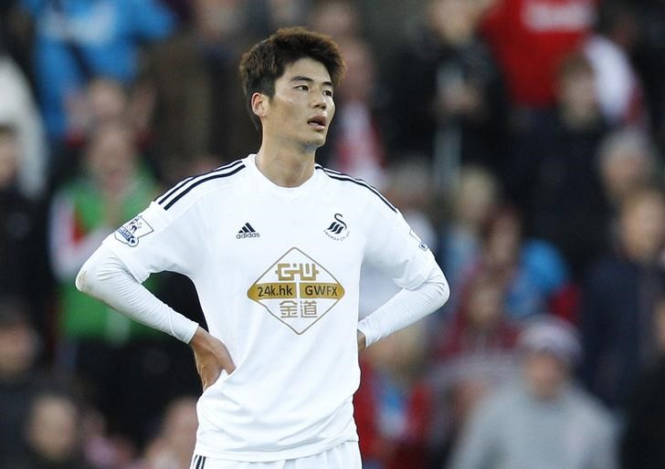 © Reuters. Swansea City's Ki Sung-Yueng reacts after Stoke City scored their second goal during their English Premier League soccer match at the Britannia Stadium in Stoke-on-Trent