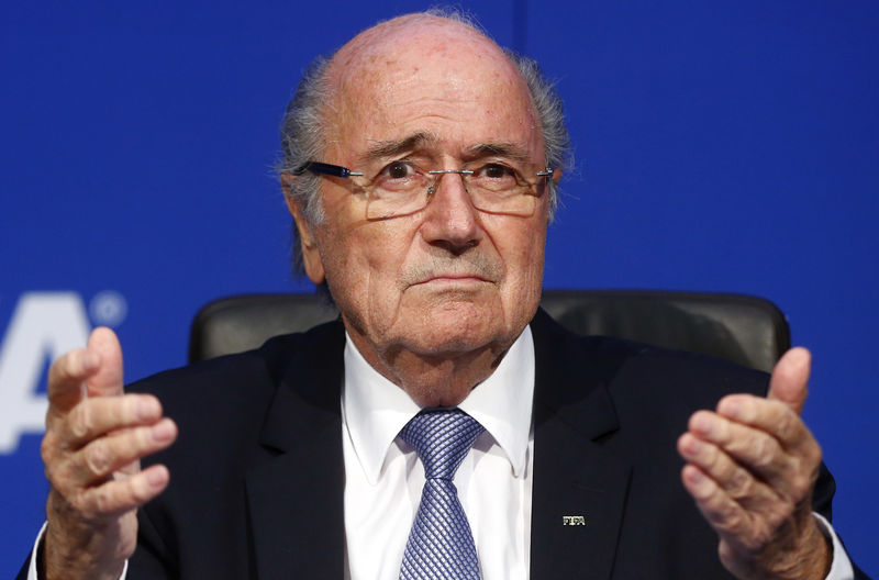 © Reuters. Blatter pide a Europa revisar el límite de jugadores extranjeros