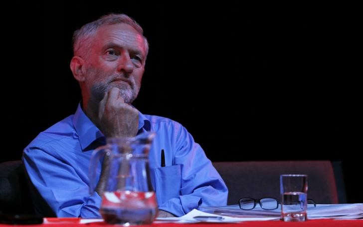 © Reuters. حزب العمال البريطاني يختار بين اليسار والوسط وينتخب زعيما جديدا