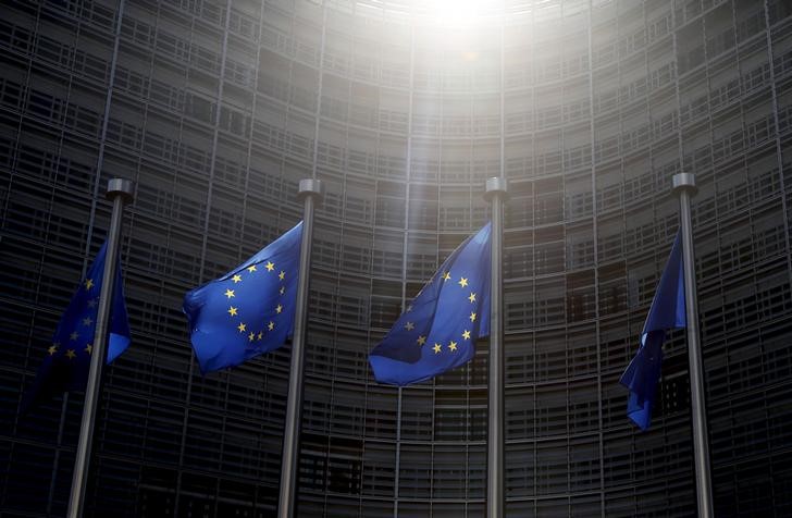 © Reuters. Bandeiras da União Europeia vistas em Bruxelas