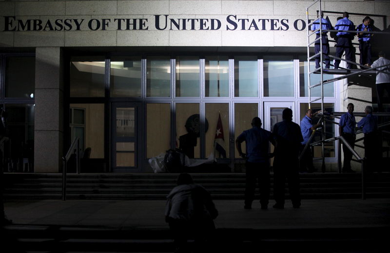 © Reuters. كيري يسافر إلى كوبا لرفع العلم الأمريكي فوق السفارة