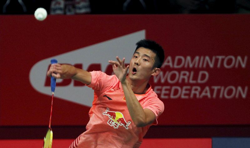 © Reuters. China's Chen Long returns a shot to Thailand's Tanongsak Saensomboonsuk during their singles match at the BWF World Championship in Jakarta
