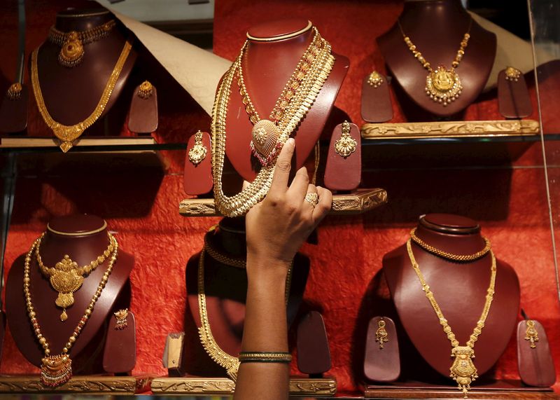 © Reuters. Золотые ожерелья в магазине в Мумбаи 