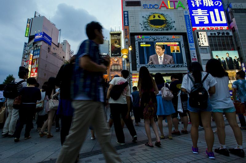 © Reuters. SHINZO ABE EXPRIME SON "EXTRÊME DOULEUR" FACE AUX SOUFFRANCE INFLIGÉES PAR LE JAPON PENDANT LA GUERRE