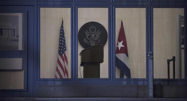 © Reuters. Bandeira dos EUA e de Cuba na entrada da embaixada norte-americana em Havana