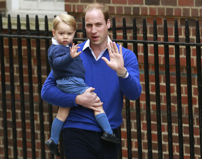 © Reuters. Príncipe William e seu filho George em Londres