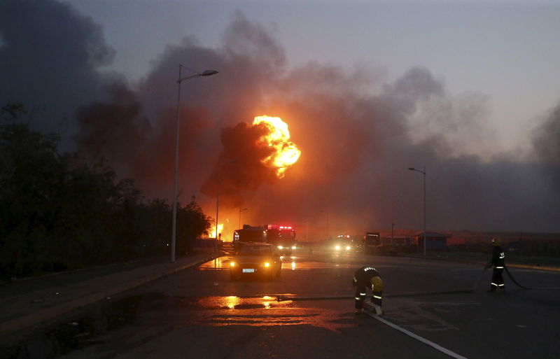 © Reuters. Funcionario chino defiende respuesta de bomberos a mortales explosiones en Tianjín 