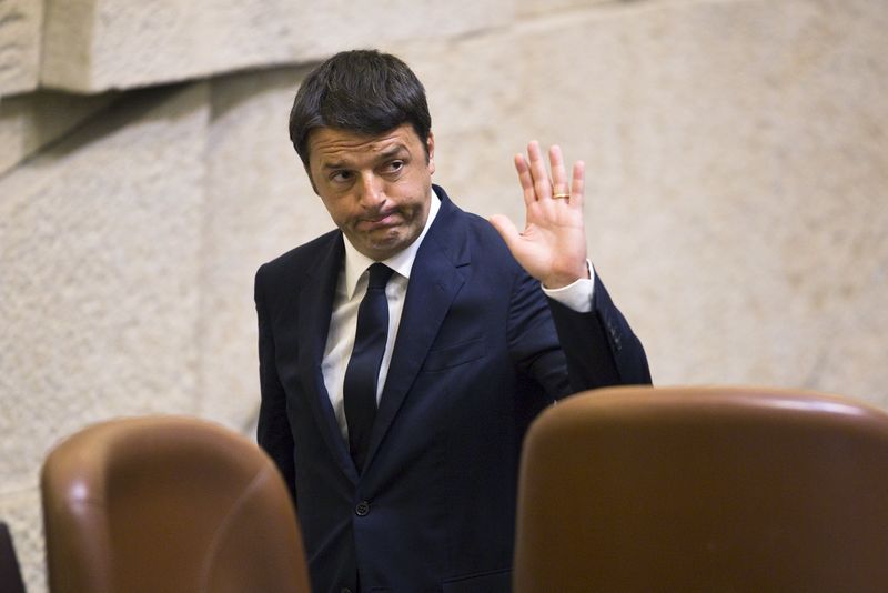 © Reuters. Italy's Prime Minister Renzi waves during a special session of the Knesset in Jerusalem