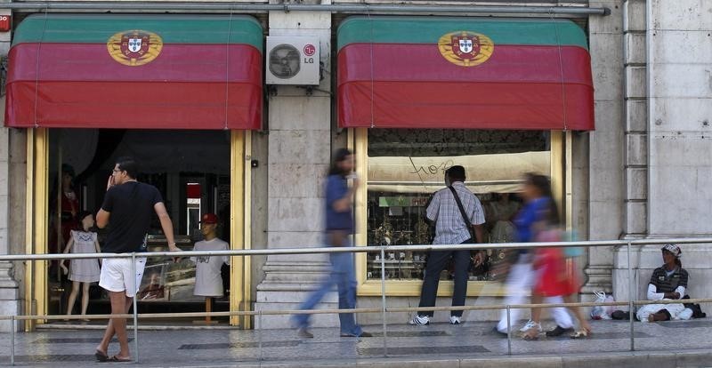 © Reuters. Loja decorada com bandeiras de Portugal em Lisboa