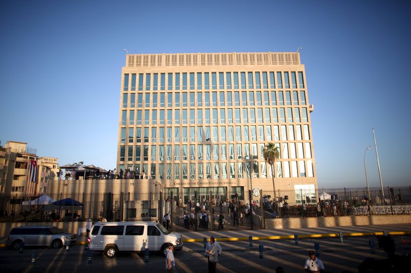 © Reuters. علم أمريكا يرفرف على سفارتها في كوبا لأول مرة منذ 54 عاما