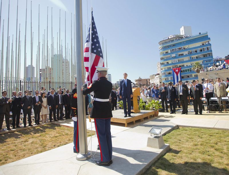 © Reuters. LE DRAPEAU AMÉRICAIN HISSÉ DEVANT L'AMBASSADE DES ÉTATS-UNIS À LA HAVANE