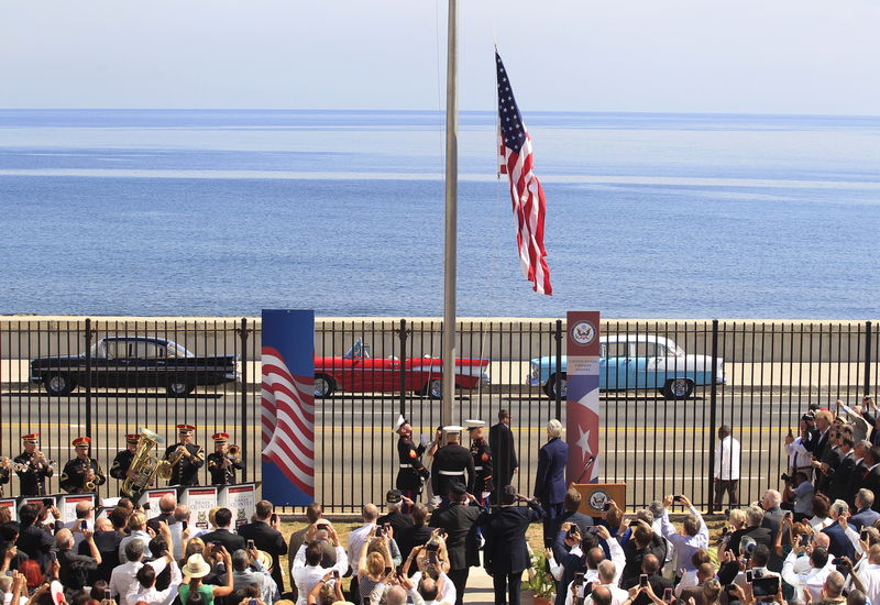© Reuters. Bandera de EEUU ondea en La Habana en histórico acercamiento con Cuba