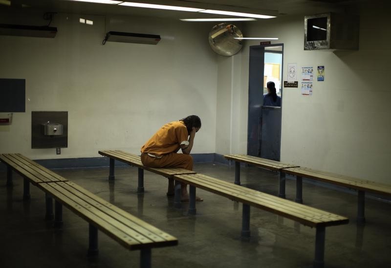 © Reuters. Altas tasas de enfermedad mental, pero poca ayuda para los adolescentes en centros de detención