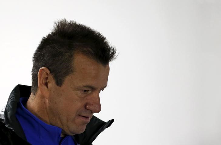 © Reuters. Dunga chega para entrevista em Concepción