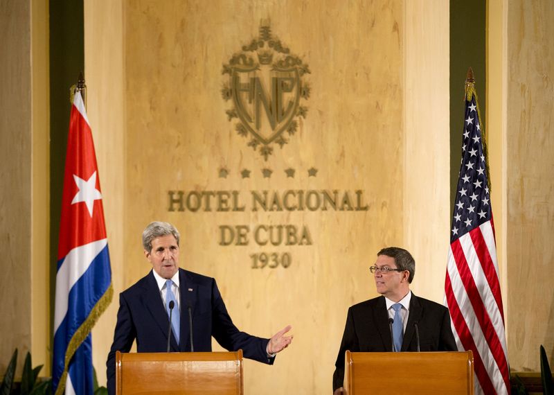© Reuters. U.S. Secretary of State John Kerry (L) and Cuba's Foreign Minister Bruno Rodriguez hold a joint news conference in Havana