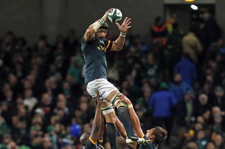 © Reuters. South Africa's Victor Matfield wins the line out against Ireland during international test match at Aviva Stadium in Dublin