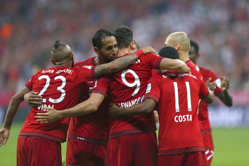© Reuters. Bayern Munich's Lewandowski celebrates with team mates after scoring goal against Hamburger SV in Bundesliga soccer match in Munich