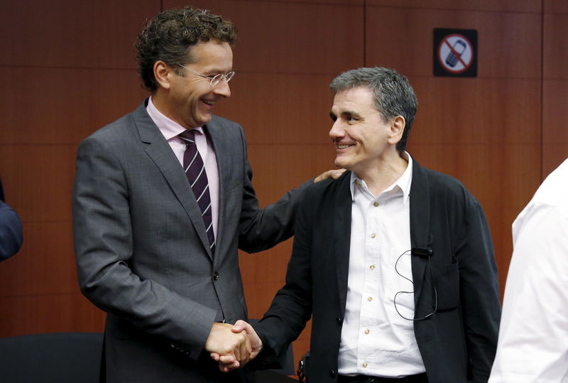 © Reuters. Presidente del Eurogrupo, Jeroen Dijsselbloem, saluda al ministro de Finanzas de Grecia, Euclid Tsakalotos, en el inicio de la reunión de ministros de finanzas de la zona euro en Bruselas
