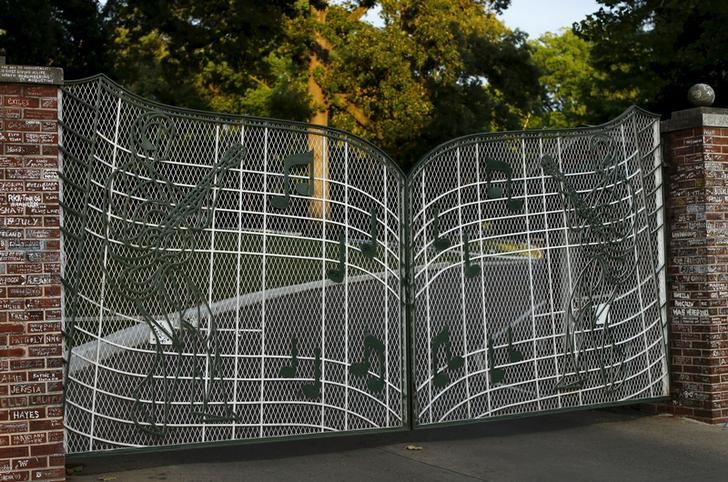 © Reuters. Um dos portões da mansão Graceland, em Memphis, Tennessee