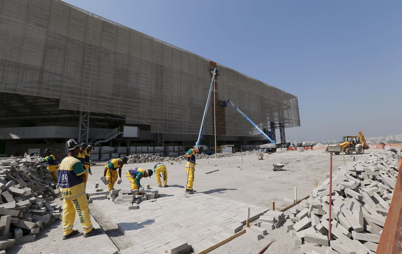 © Reuters. Trabalhadores em local de construção da instalação de handebol para Jogos do Rio 