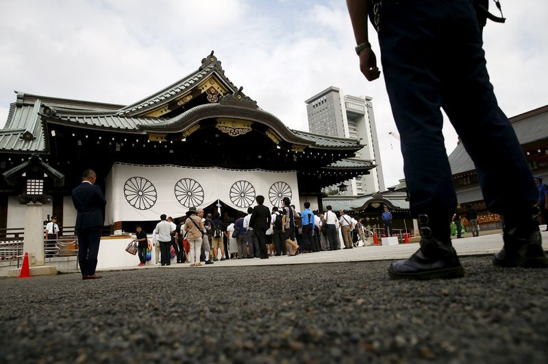 © Reuters. Japoneses rezam no Santuário Yasukuni em Tóquio