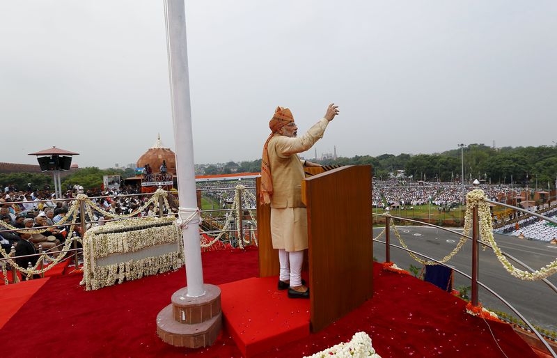 © Reuters. Indian PM Modi addresses the nation from the historic Red Fort during Independence Day celebrations in Delhi