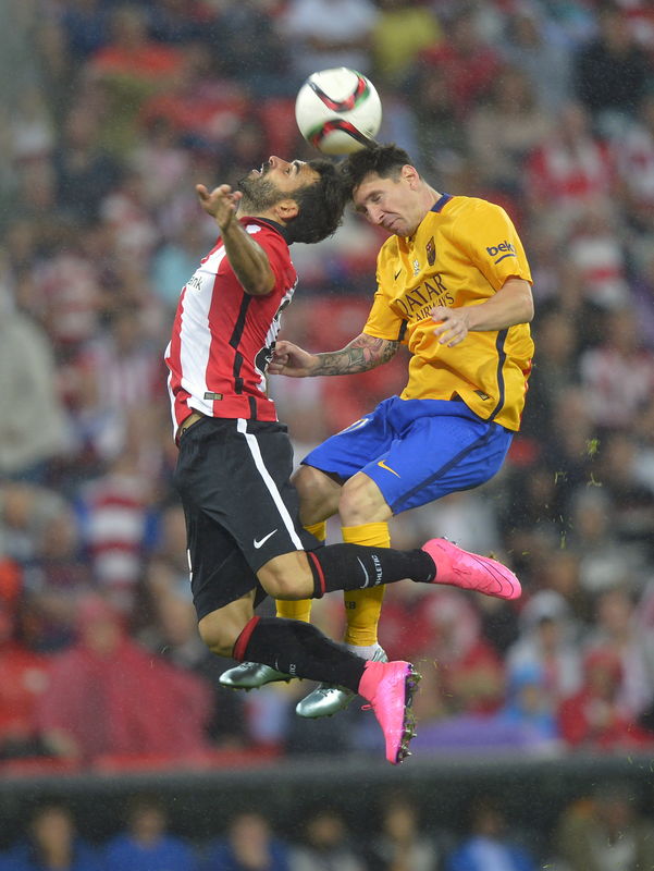 © Reuters. Bilbao vapulea 4-0 al Barcelona con triplete de Aduriz en la primera vuelta de la final de la Supercopa 