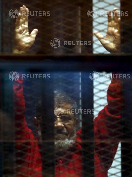 © Reuters. محام:دفاع الرئيس المصري السابق مرسي يطعن على حكمي الإعدام والمؤبد